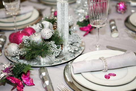 Weihnachtlicher Tischschmuck mit Girlanden und Ornamenten
